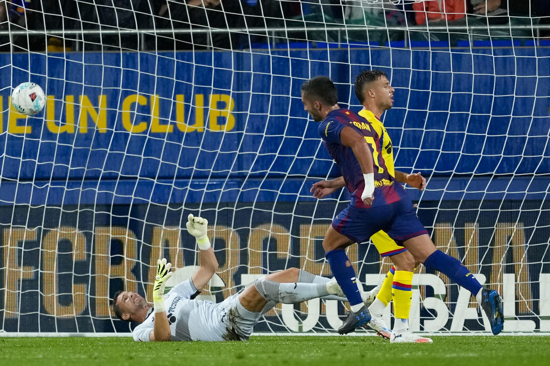 - El delantero del Barcelona Ferran Torres celebra tras anotar el primer gol del equipo durante el partido de la jornada 5 de LaLiga EA Sports que disputaron FC Barcelona y Getafe CF este domingo en el Estadi Johan Cruyff. EFE/ Alejandro Garcia