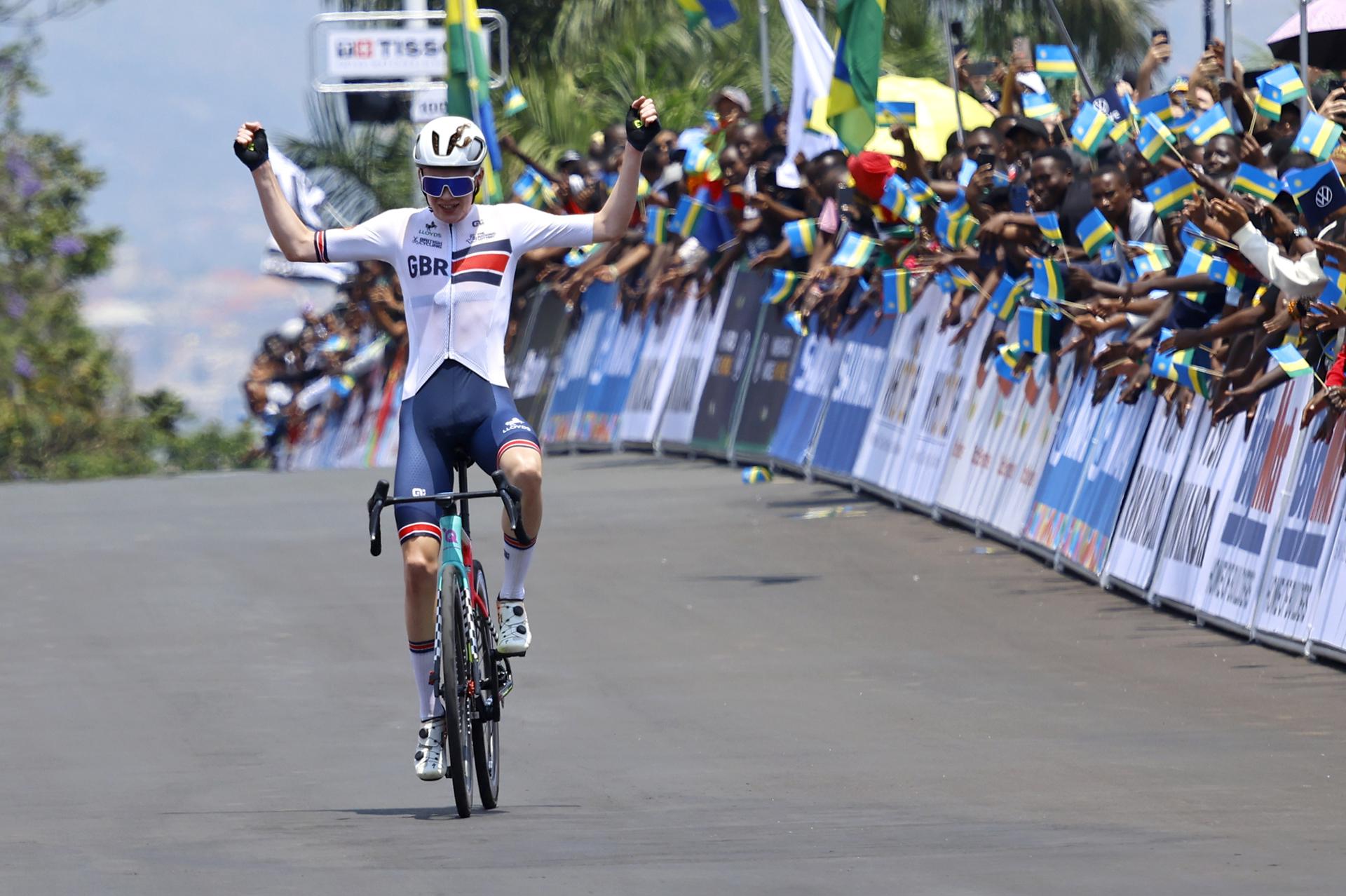 El británico Harry Hudson se proclamó este viernes campeón del mundo júnior de ciclismo en ruta en el Mundial de Ruanda EFE/EPA/KIM LUDBROOK
