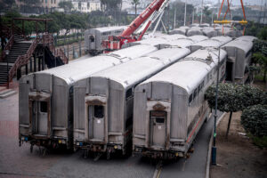 Fotografía de trenes dejados por la empresa estadounidense Caltrain en el Parque de la Muralla este lunes, en Lima (Perú). EFE/ John Reyes Mejia