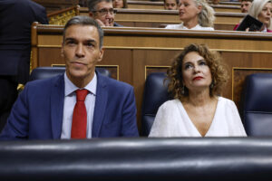 El presidente del Gobierno, Pedro Sánchez (i), y la vicepresidenta primera y ministra de Hacienda, María Jesús Montero (d), durante la sesión de control celebrada en el Congreso de los Diputados, este miércoles. EFE/ J.J. Guillén
