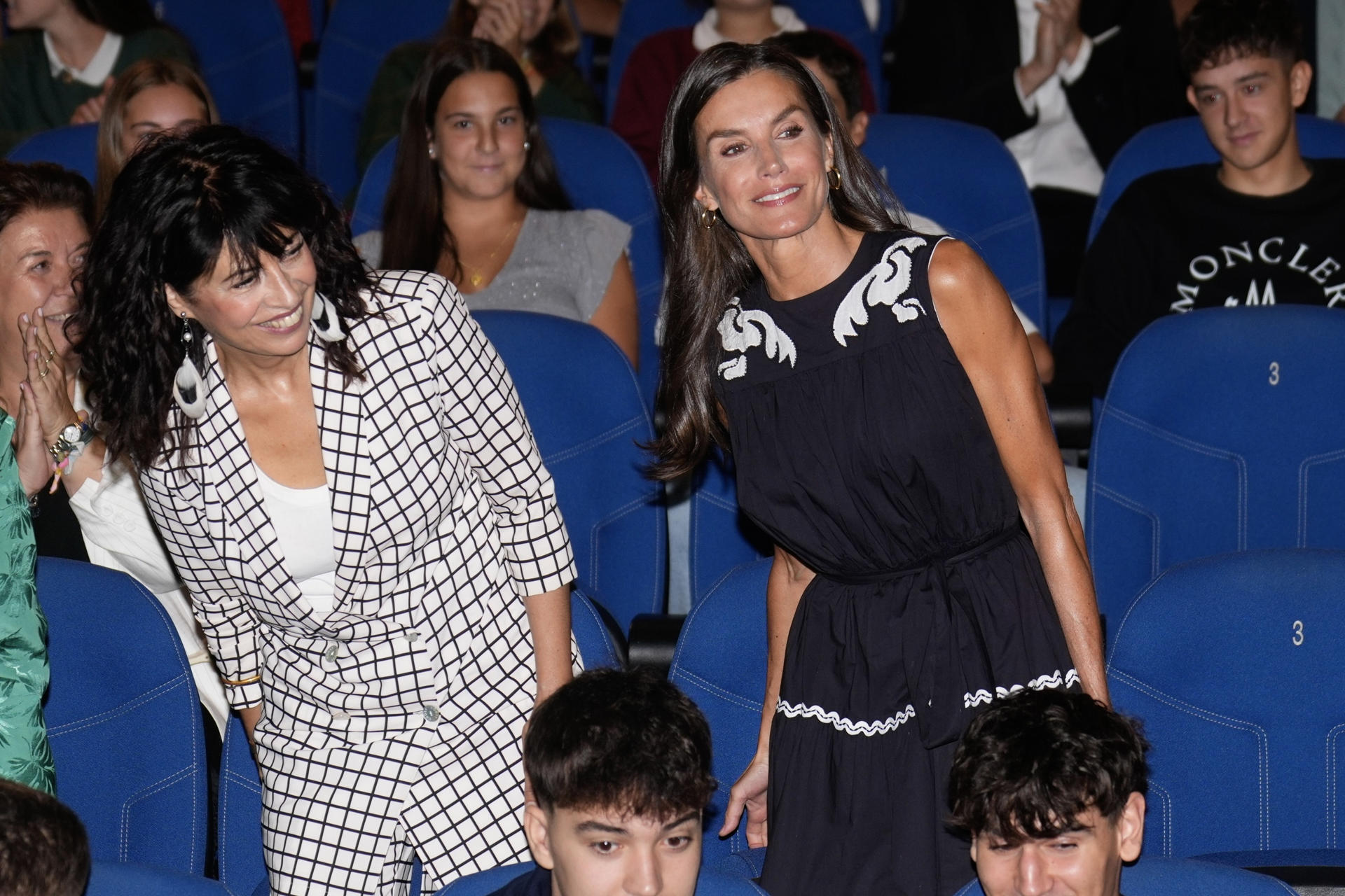 La reina Letizia junto a la ministra de Igualdad, Ana Redondo (i), asiste al coloquio Mujer, Deporte y Sociedad, con ocasión de la segunda edición del torneo de baloncesto organizado por el equipo Challenge 40 Basket, este miércoles en la Casa de la Cultura Paco de Lucía de Torrelodones. EFE/ Borja Sanchez-trillo