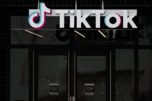 Fotografía de archivo que muestra un cartel exhibido en la sede de TikTok en Culver City, California (EE. UU.). EFE/EPA/CAROLINE BREHMAN
