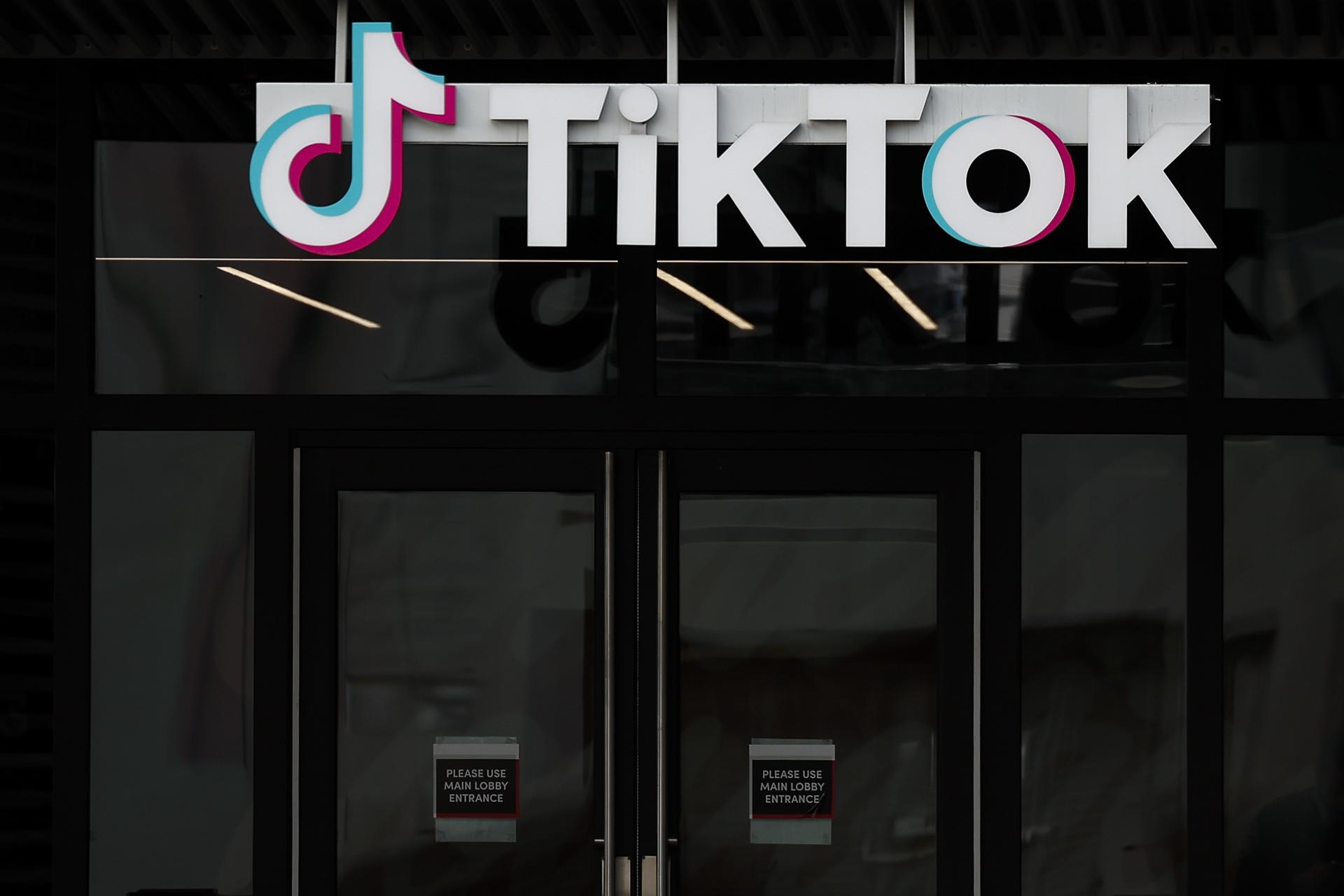Fotografía de archivo que muestra un cartel exhibido en la sede de TikTok en Culver City, California (EE. UU.). EFE/EPA/CAROLINE BREHMAN