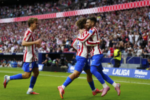El delantero del Atlético de Madrid Antoine Griezmann (2d) celebra tras marcar el quinto gol durante el partido de LaLiga entre el Real Madrid y el Atlético de Madrid que se disputó en el estadio Riyadh Air Metropolitano este sábado. EFE/Borja Sánchez-Trillo
