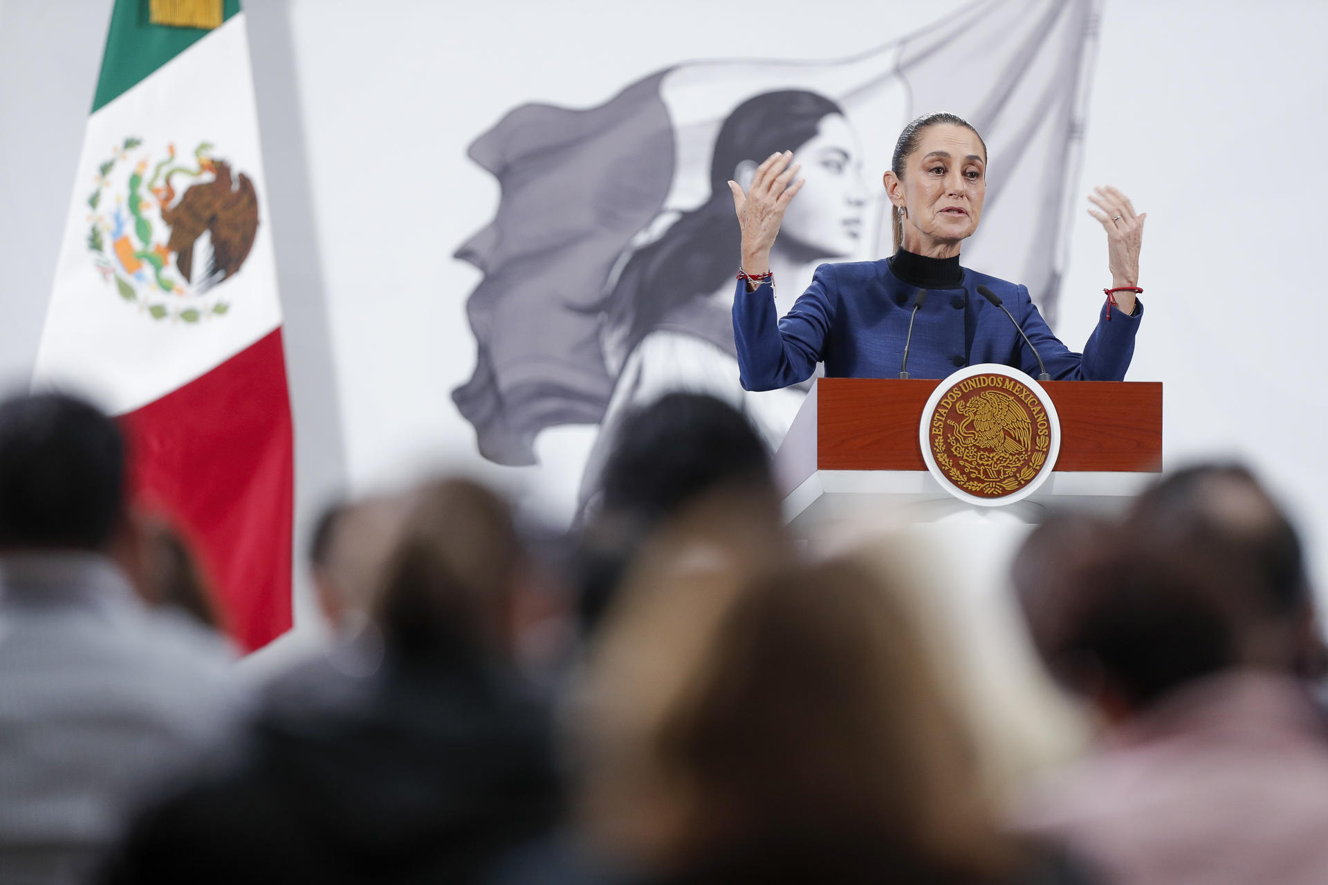 La presidenta de México, Claudia Sheinbaum, participa en una rueda de prensa este martes en Palacio Nacional de la Ciudad de México (México). EFE/ Isaac Esquivel
