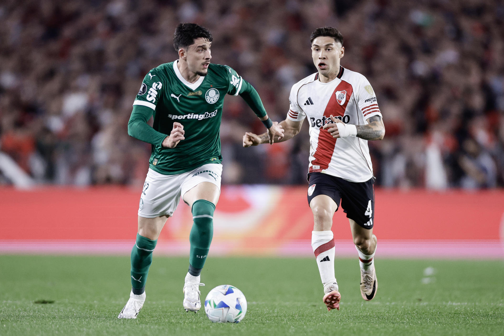 Gonzalo Montiel (d), de River Plate, disputa el balón con Joaquín Piquerez, de Palmeiras, durante un partido de cuartos de final de la Copa Libertadores entre River Plate y Palmeiras en el estadio Monumental, en Buenos Aires (Argentina). EFE/Juan Ignacio Roncoroni