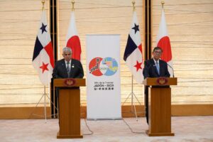 El presidente de Panamá, José Raúl Mulino (izq.), y el primer ministro de Japón, Shigeru Ishiba (der.), asisten a una conferencia de prensa conjunta, el 5 de septiembre de 2025. EFE/EPA/Eugene Hoshiko