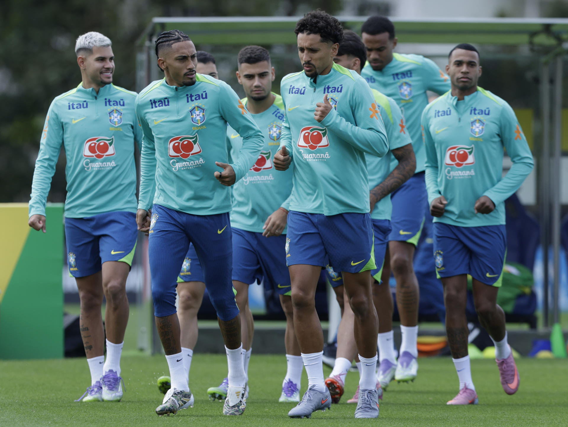 Jugadores de la selección brasileña de fútbol se entrenan este lunes en Granja Comary, en la ciudad de Teresópolis (Brasil). EFE/André Coelho