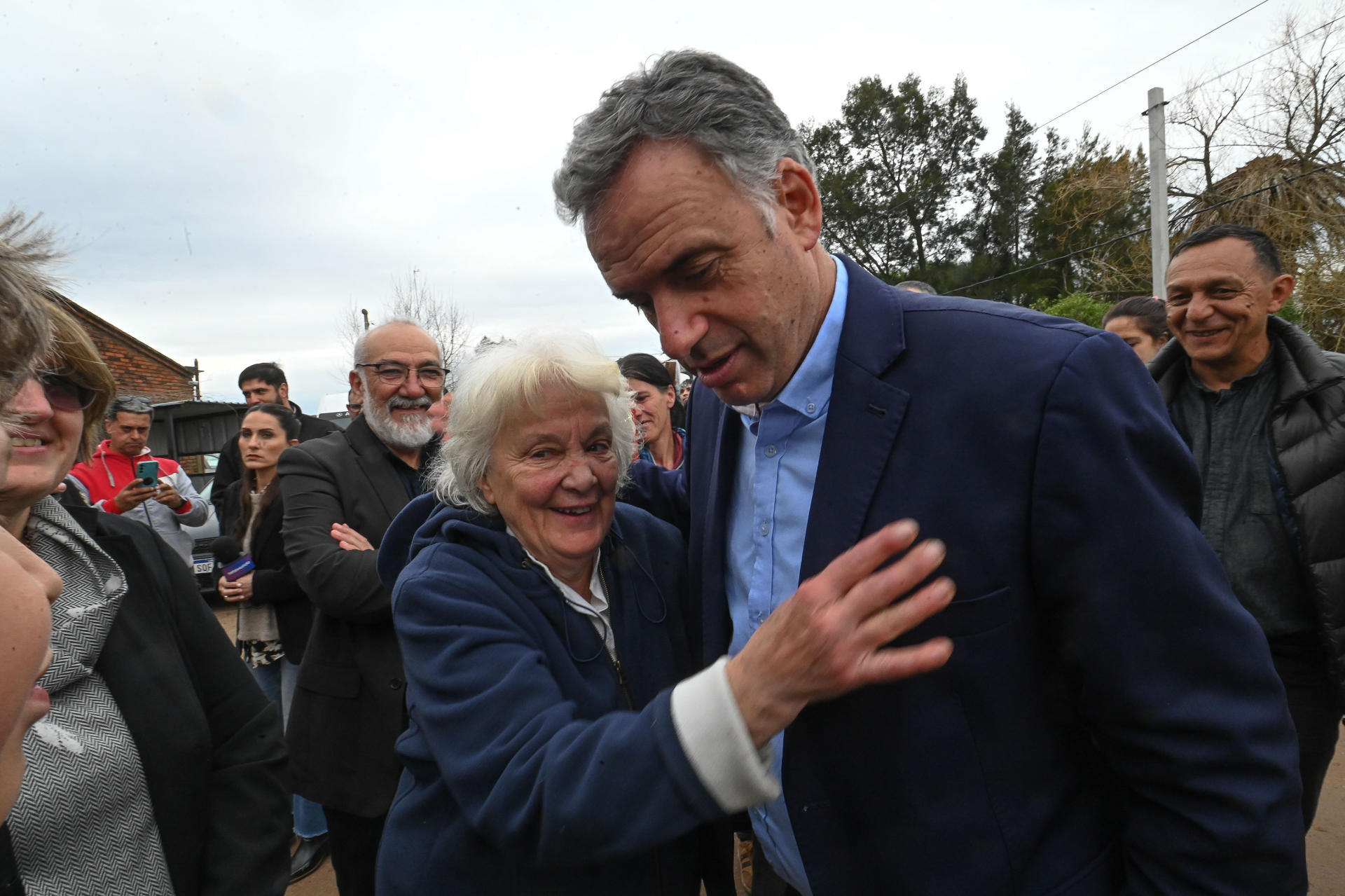 El presidente de Uruguay, Yamandu Orsi junto a Lucia Topolansky, esposa del fallecido expresidente de Uruguay, José Mujica, asisten a un evento por los 10 años de la Escuela Agraria Anexo Rincón del Cerro de la Universidad del Trabajo de Uruguay, este martes en Montevideo (Uruguay). EFE/ Federico Gutiérrez