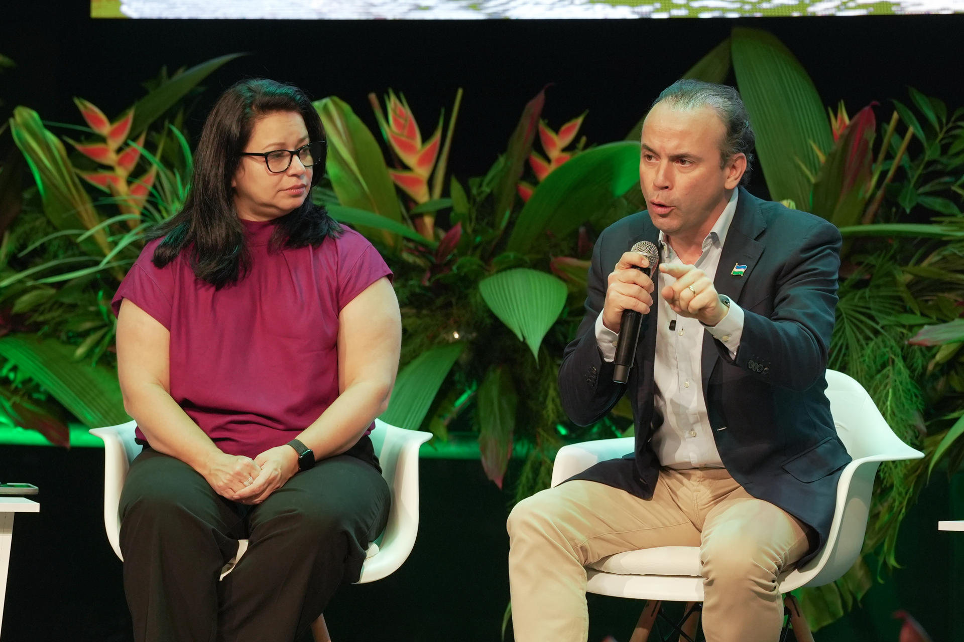 El alcalde de Cali, Alejandro Éder (d), junto a la gerente del Programa de Compromiso Empresarial con la Secretaría del Convenio sobre la Diversidad Biológica, Bianca Lisboa (i), participan durante la inauguración de la Semana de la Biodiversidad, en el Teatro Municipal Enrique Buenaventura este lunes, en Cali (Colombia). EFE/ Ernesto Guzmán
