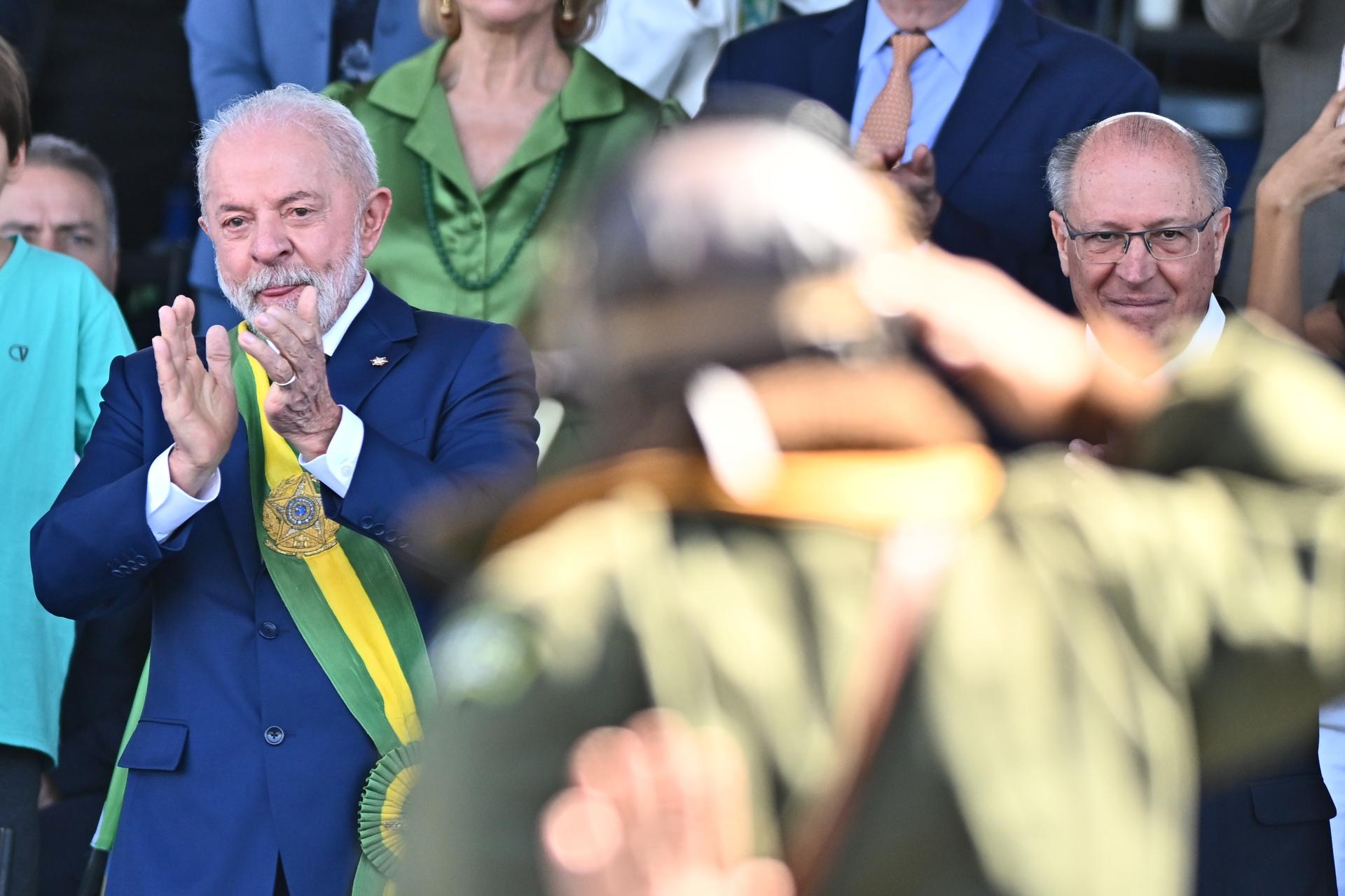 El presidente de Brasil, Luiz Inácio Lula da Silva (2-i), al encabezar este domingo, 7 de septiembre, el desfile del Día de la Independencia de su país, en la Explanada de los Ministerios, en Brasilia (Brasil). EFE/Andre Borges
