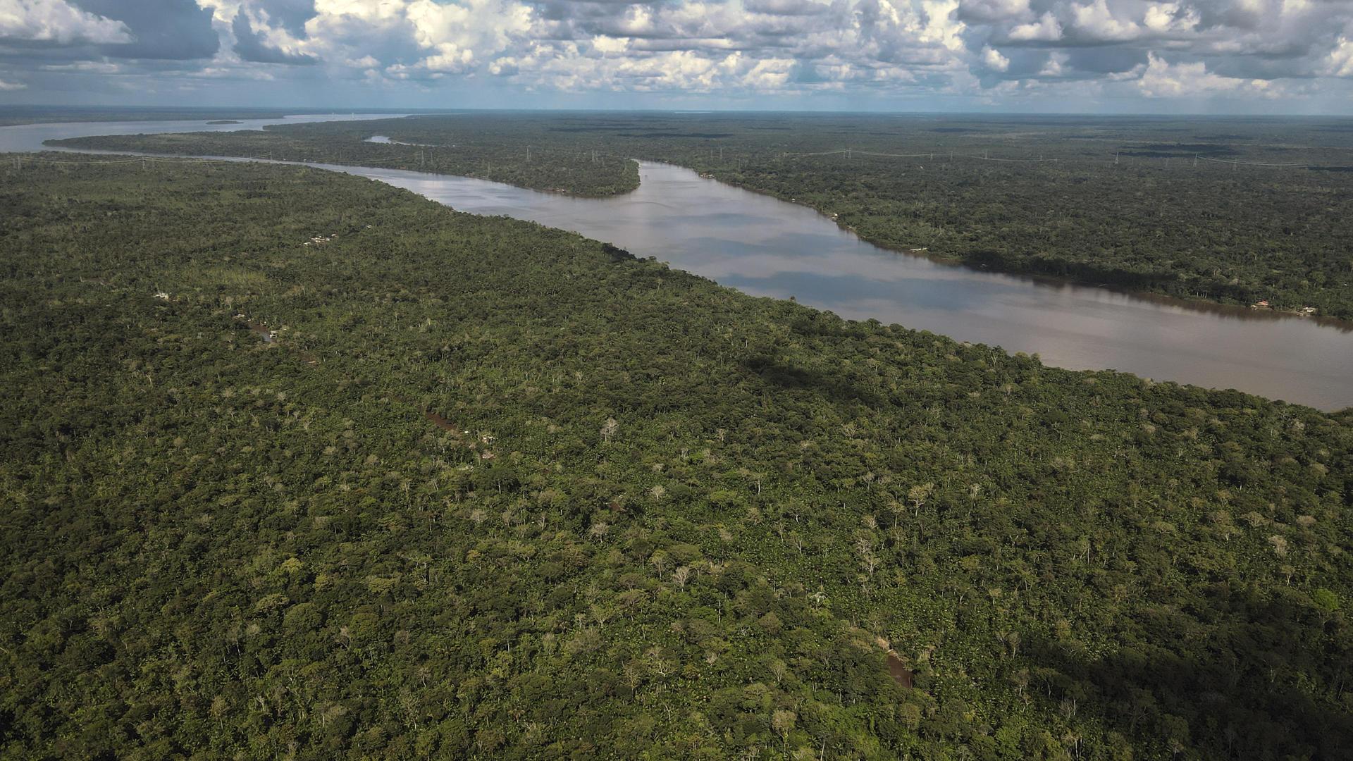 Fotografía de archivo fechada el 4 de abril de 2023 que muestra una vista aérea de una zona de la Floresta Amazónica, en el estado de Pará (Brasil). EFE/ Antonio Lacerda /ARCHIVO