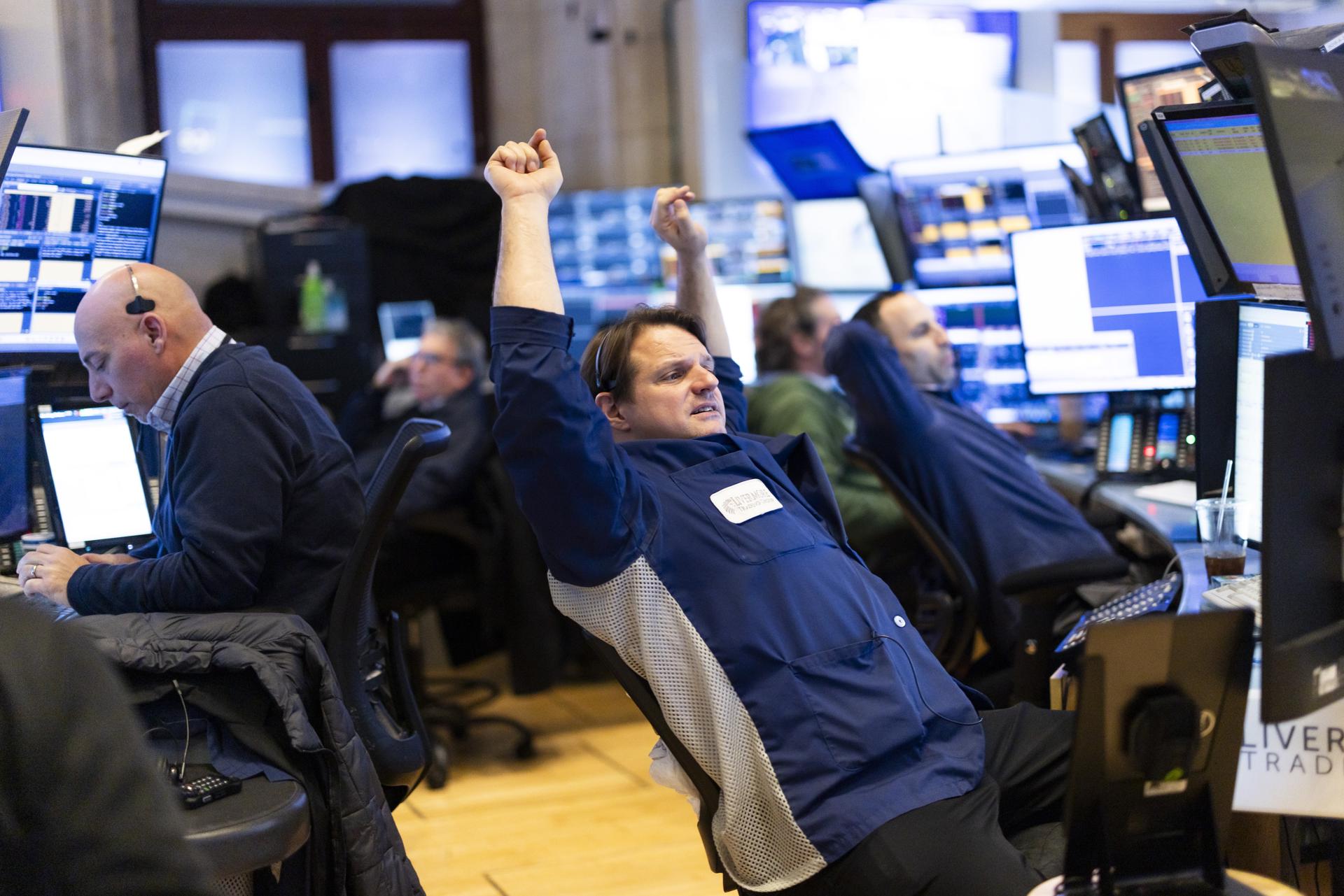 Foto de archivo que muestra a operadores trabajando en el inicio de la jornada en la Bolsa de Nueva York. EFE/EPA/JUSTIN LANE