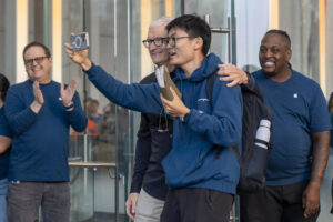 El director ejecutivo de Apple, Tim Cook, posa para una foto con el primer cliente en la fila para adquirir el iPhone 17 este 19 de septiembre de 2025, en Nueva York (Estados Unidos). EFE/ Angel Colmenares