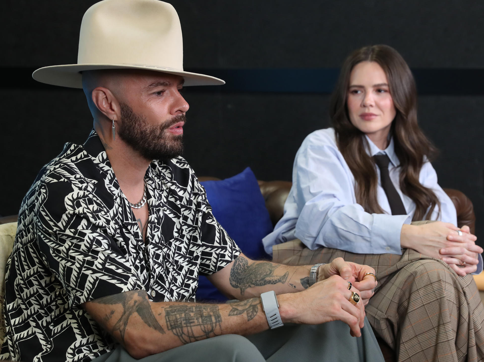 El dúo musical, Jesse Huerta (i) y Joy Huerta (d), hablan durante una entrevista con EFE este domingo, en Ciudad de México (México). EFE/ Mario Guzmán
