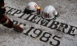 Velas colocadas el 19 de septiembre de 2009 en Ciudad de México, cuando se cumplía el 24 aniversario del sismo que sacudió a la capital mexicana. EFE/Mario Guzmán/Archivo.