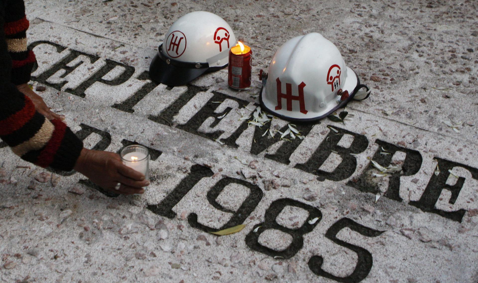 Velas colocadas el 19 de septiembre de 2009 en Ciudad de México, cuando se cumplía el 24 aniversario del sismo que sacudió a la capital mexicana. EFE/Mario Guzmán/Archivo.