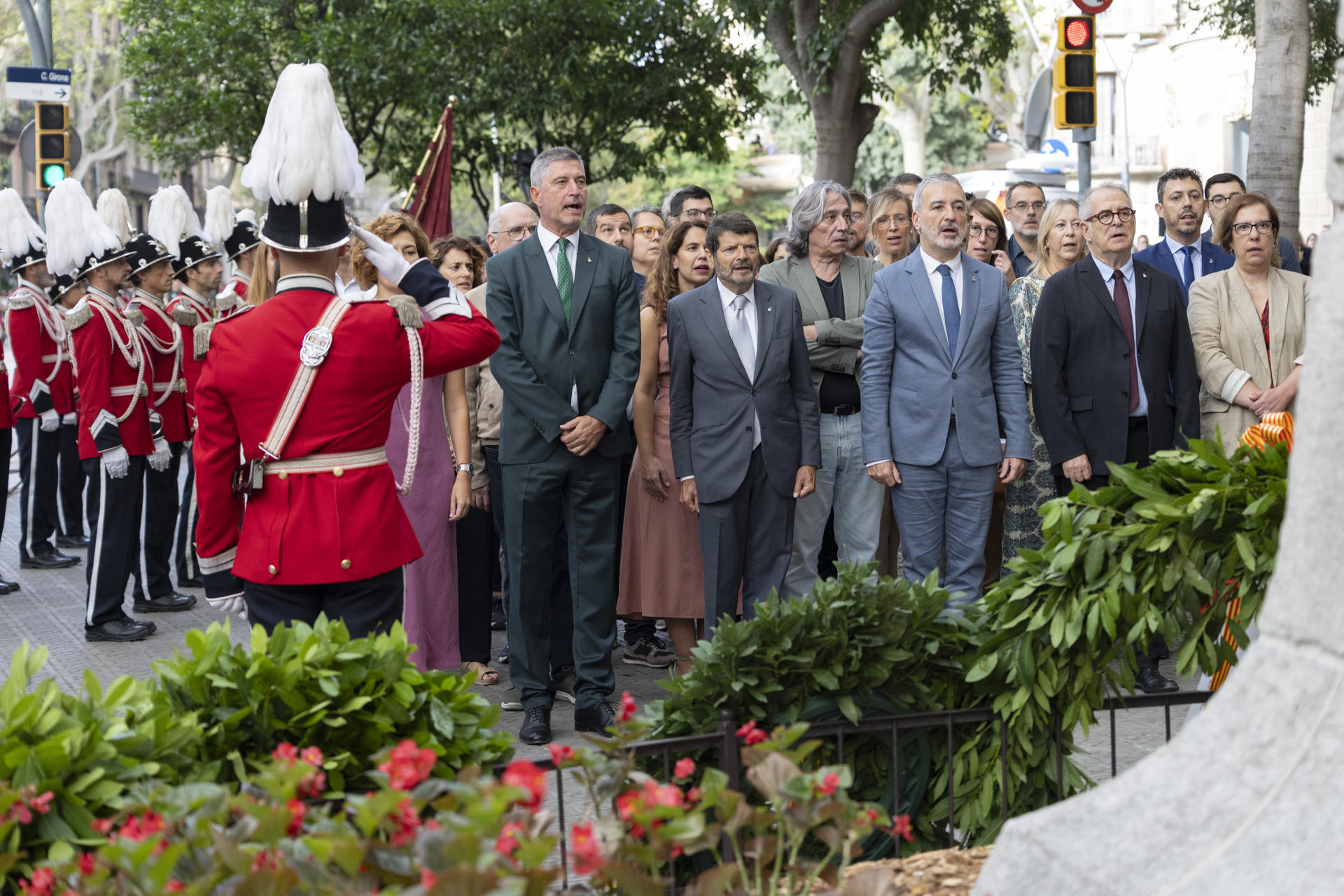 Vista general durante la ofrenda floral del Govern ante el monumento a Rafael Casanova, en el arranque de las celebraciones oficiales con motivo de la Diada, este jueves en Barcelona. EFE/Marta Pérez
