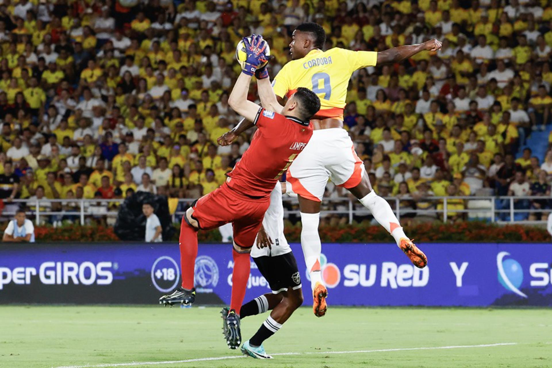 Jhon Córdona (d) de Colombia disputa el balón con Carlos Lampe de Bolivia durante un partido por las eliminatorias a la Copa Mundial 2026. EFE/ Mauricio Dueñas