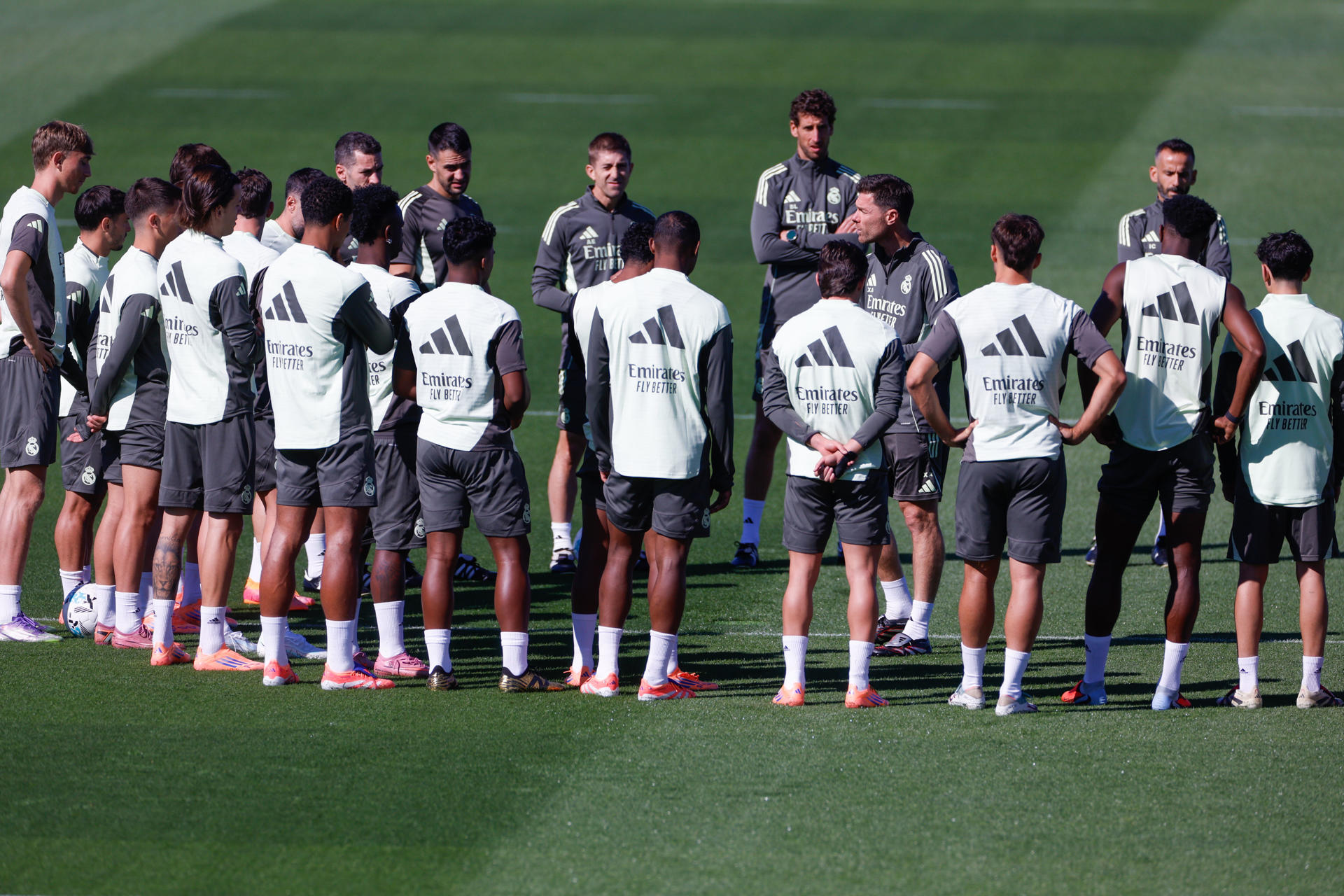 El entrenador del Real Madrid Xabi Alonso (5d) da instrucciones a sus jugadores durante el entrenamiento realizado este viernes en la Ciudad Deportiva de Valdebebas, en la víspera del partido de Liga que el equipo disputa este sábado ante el Atlético de Madrid. EFE/Javier Lizón
