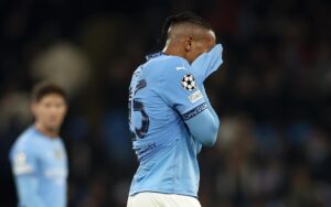 Fotografía de Adam Vaughan, en la que puede verse en una imagen de archivo del 11 de febrero de 2025 al futbolista suizo Manuel Akanji, durante un partido con el Manchester City. EFE