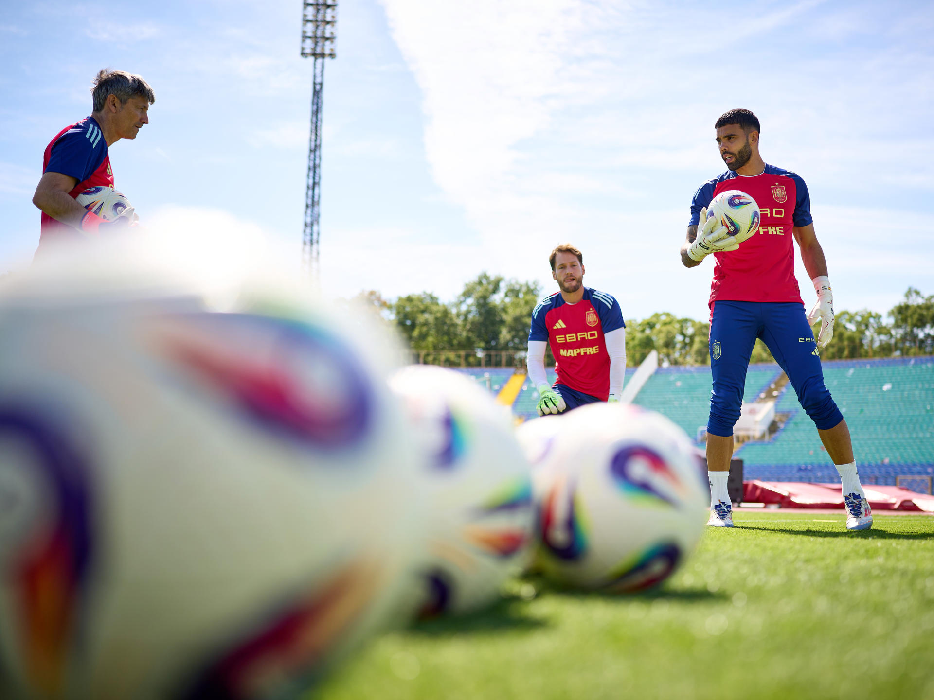Los porteros de la Selección Española de Fútbol David Raya (d) y Alejandro Remiro (c) participan en un entrenamiento del equipo en el Estadio Vasil Levski de Sofía (Bulgaria) este viernes antes de viajar a Konya. EFE/ Ángel Martínez/RFEF SOLO USO EDITORIAL/SOLO DISPONIBLE PARA ILUSTRAR LA NOTICIA QUE ACOMPAÑA (CRÉDITO OBLIGATORIO)