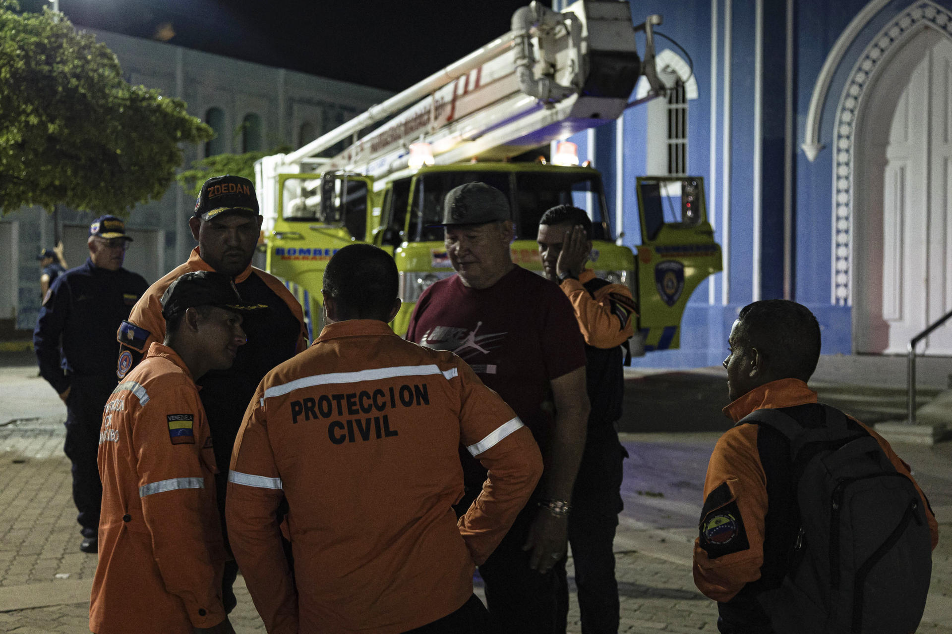 Integrantes de Protección Civil y Bomberos asisten a la iglesia Santa Barbara, afectada por un movimiento sísmico este miércoles, en Maracaibo (Venezuela). Un sismo de magnitud 5,4 en la escala de Richter ha sacudido las regiones del oeste de Venezuela, sin que hasta el momento se hayan registrado heridos, informó la Fundación Venezolana de Investigaciones Sismológicas (Funvisis). EFE/ Henry Chirinos
