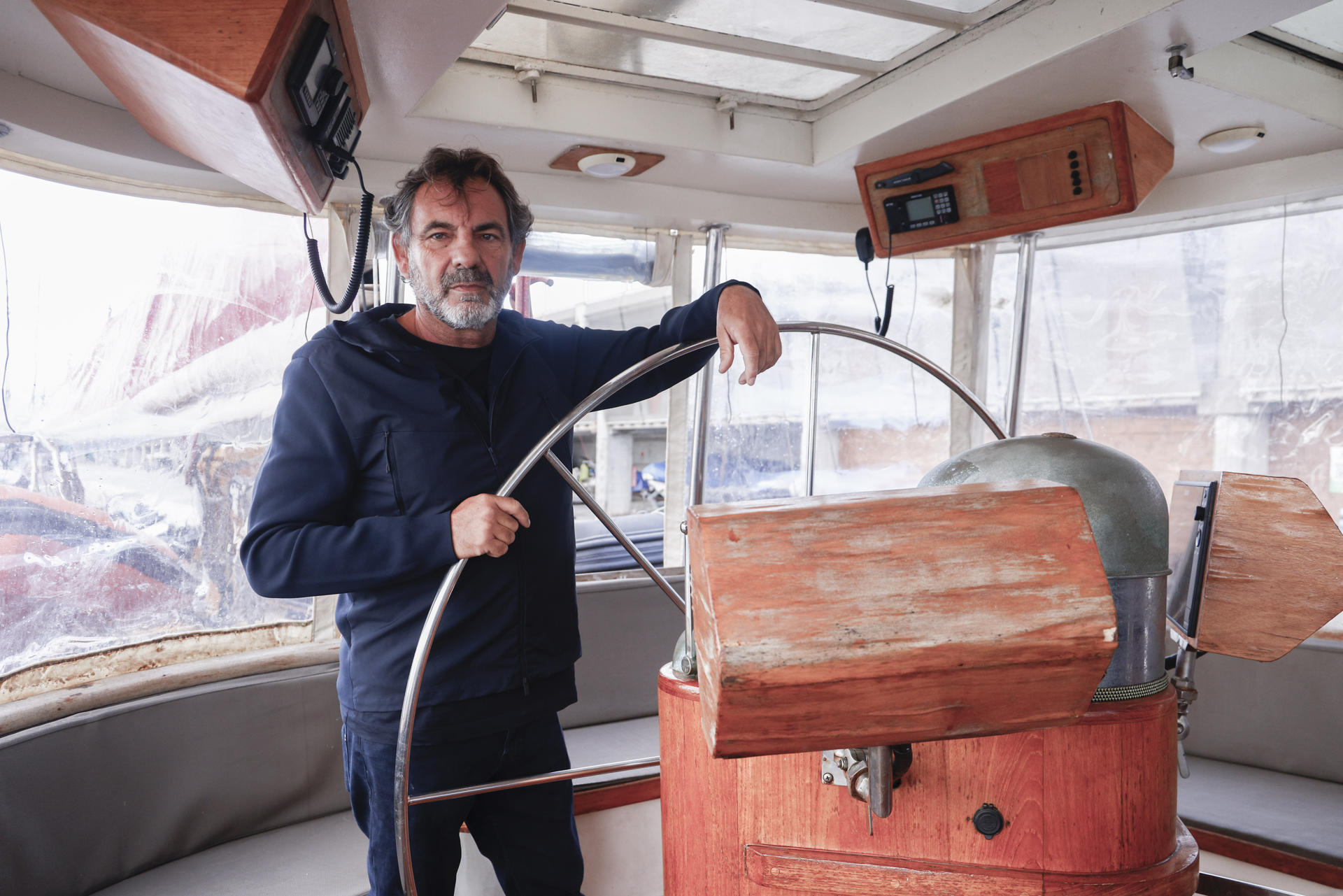 El director y fundador de Proactiva Open Arms, Oscar Camps (Barcelona, 1963), cuya misión de salvamento de migrantes en el mar Mediterráneo cumple una década este 2025, ha destacado su satisfacción por haber "transformado la vida de más de 72.000 personas que ahora tienen un futuro". EFE/Quique García
