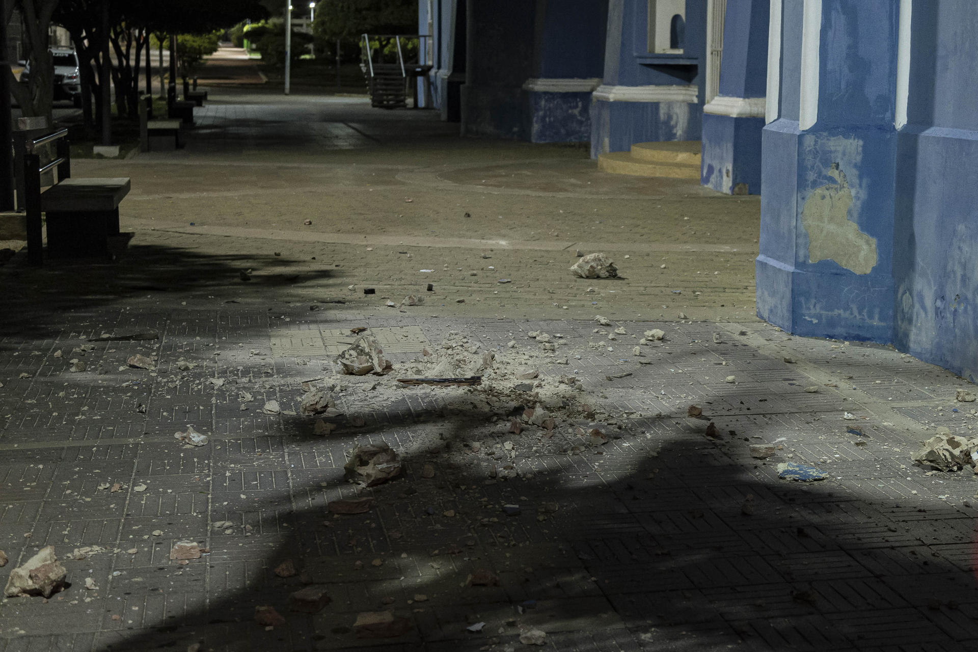 Fotografía que muestra daños en la iglesia Santa Barbara, por un movimiento sísmico este miércoles, en Maracaibo (Venezuela). Un sismo de magnitud 5,4 en la escala de Richter ha sacudido las regiones del oeste de Venezuela, sin que hasta el momento se hayan registrado heridos, informó la Fundación Venezolana de Investigaciones Sismológicas (Funvisis). EFE/ Henry Chirinos
