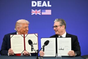 El primer ministro británico, Keir Starmer (d), y el presidente estadounidense, Donald Trump (i), firman este jueves el Acuerdo de Prosperidad Tecnológica durante una recepción empresarial en Chequers, la residencia de campo del primer ministro en Aylesbury, Reino Unido. EFE/EPA/CHRIS J. RATCLIFFE / POOL