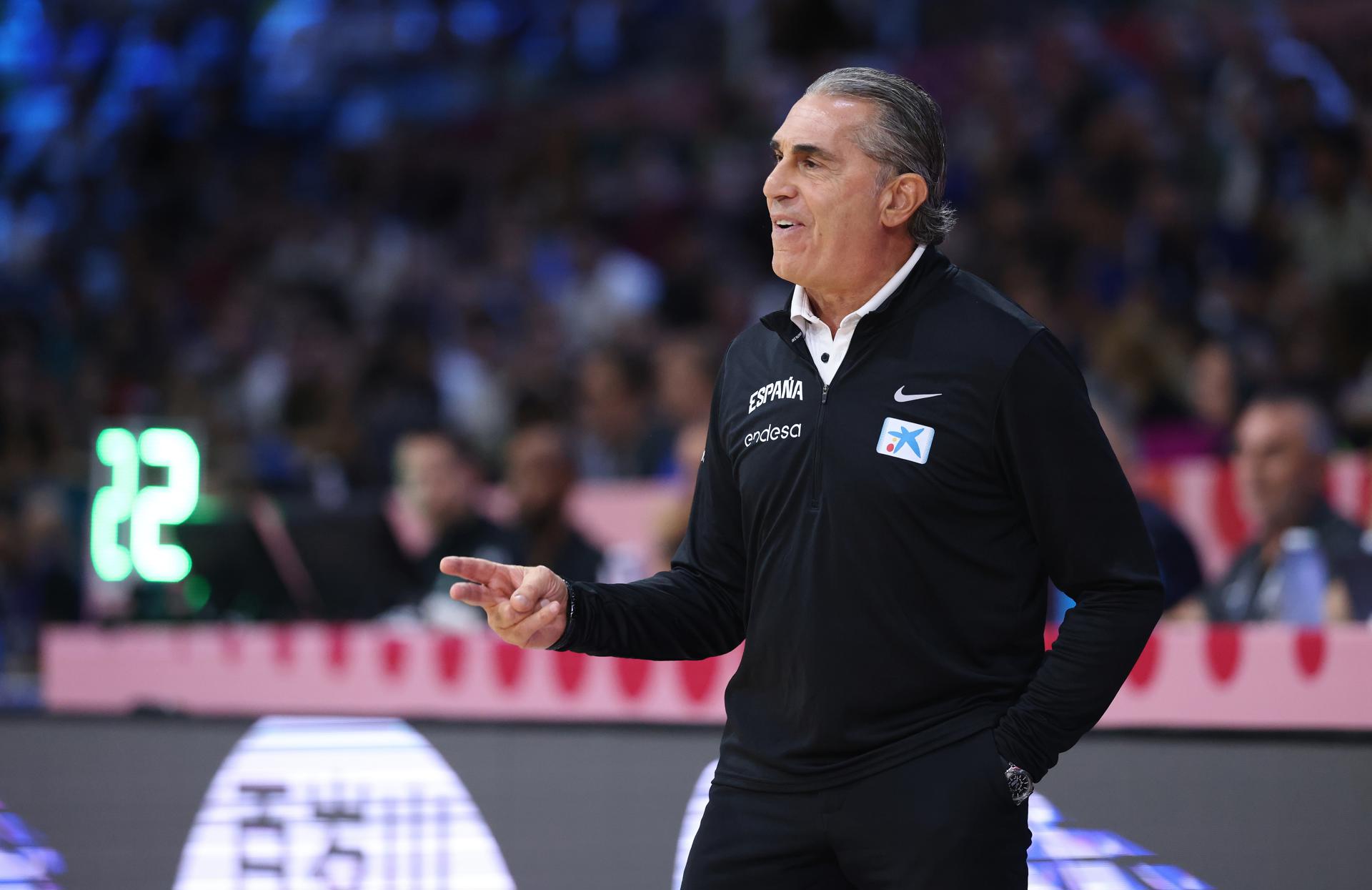 Sergio Scariolo, en un momento del partido contra Grecia del Eurobasket 2025, su último encuentro al frente de la selección española. EFE/EPA/GEORGI LICOVSKI