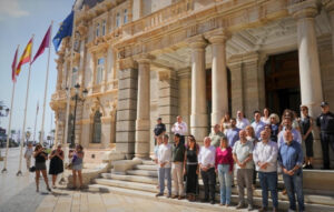 La alcaldesa de Cartagena, Noelia Arroyo, concejales, trabajadores municipales y vecinos han participado este miércoles en el minuto de silencio convocado por el Ayuntamiento para condenar el asesinato ayer de una mujer en El Algar, presuntamente a manos de su marido, quien ya ha sido detenido. EFE/ Ayuntamiento De Cartagena SOLO USO EDITORIAL/SOLO DISPONIBLE PARA ILUSTRAR LA NOTICIA QUE ACOMPAÑA (CRÉDITO OBLIGATORIO)