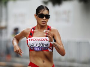 La peruana Kimberly García, en un momento de la prueba de los 20 km marcha de los Mundiales de Tokio que concluyó en la quinta posición con récord nacional incluido (1:26:22). EFE/EPA/KIYOSHI OTA
