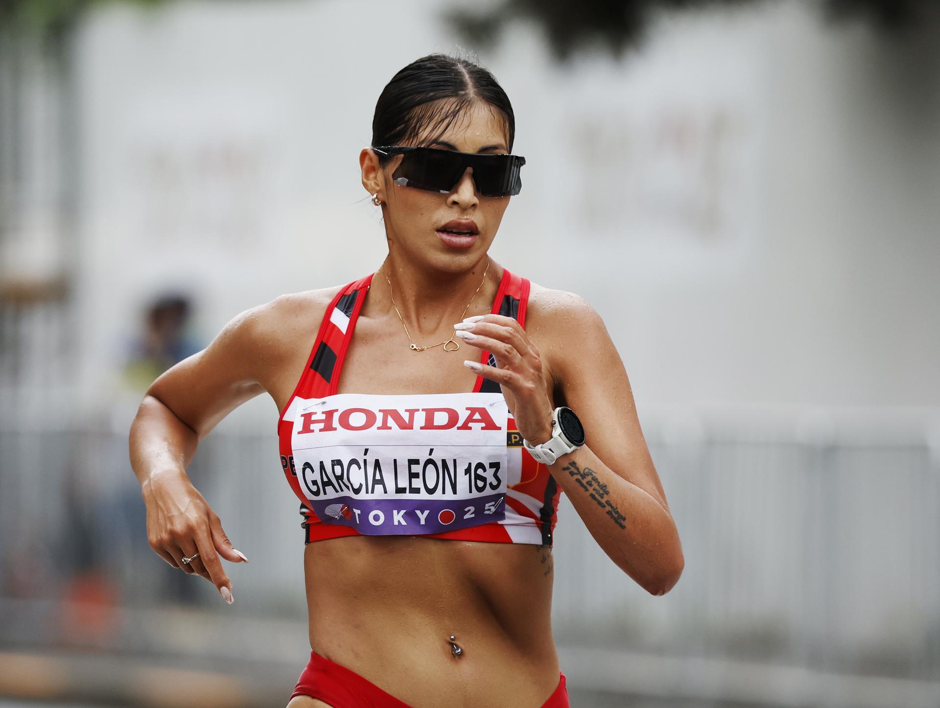 La peruana Kimberly García, en un momento de la prueba de los 20 km marcha de los Mundiales de Tokio que concluyó en la quinta posición con récord nacional incluido (1:26:22). EFE/EPA/KIYOSHI OTA