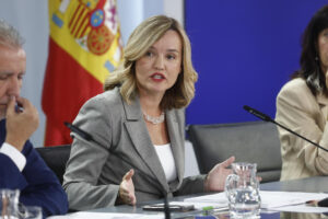 La portavoz y ministra de Educación, Formación Profesional y Deportes, Pilar Alegría, durante la rueda de prensa posterior a la reunión del Consejo de Ministros, este martes en Moncloa. EFE/Rodrigo Jiménez