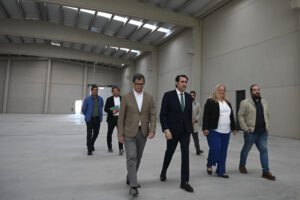 El consejero de Medio Ambiente, Juan Carlos Suárez-Quiñones visita las naves logísticas promovidas por la Junta de Castilla y León en el Polígono de Villadangos del Páramo, en el que es su primer acto público en la provincia de León desde mediados de agosto. EFE/ J.Casares