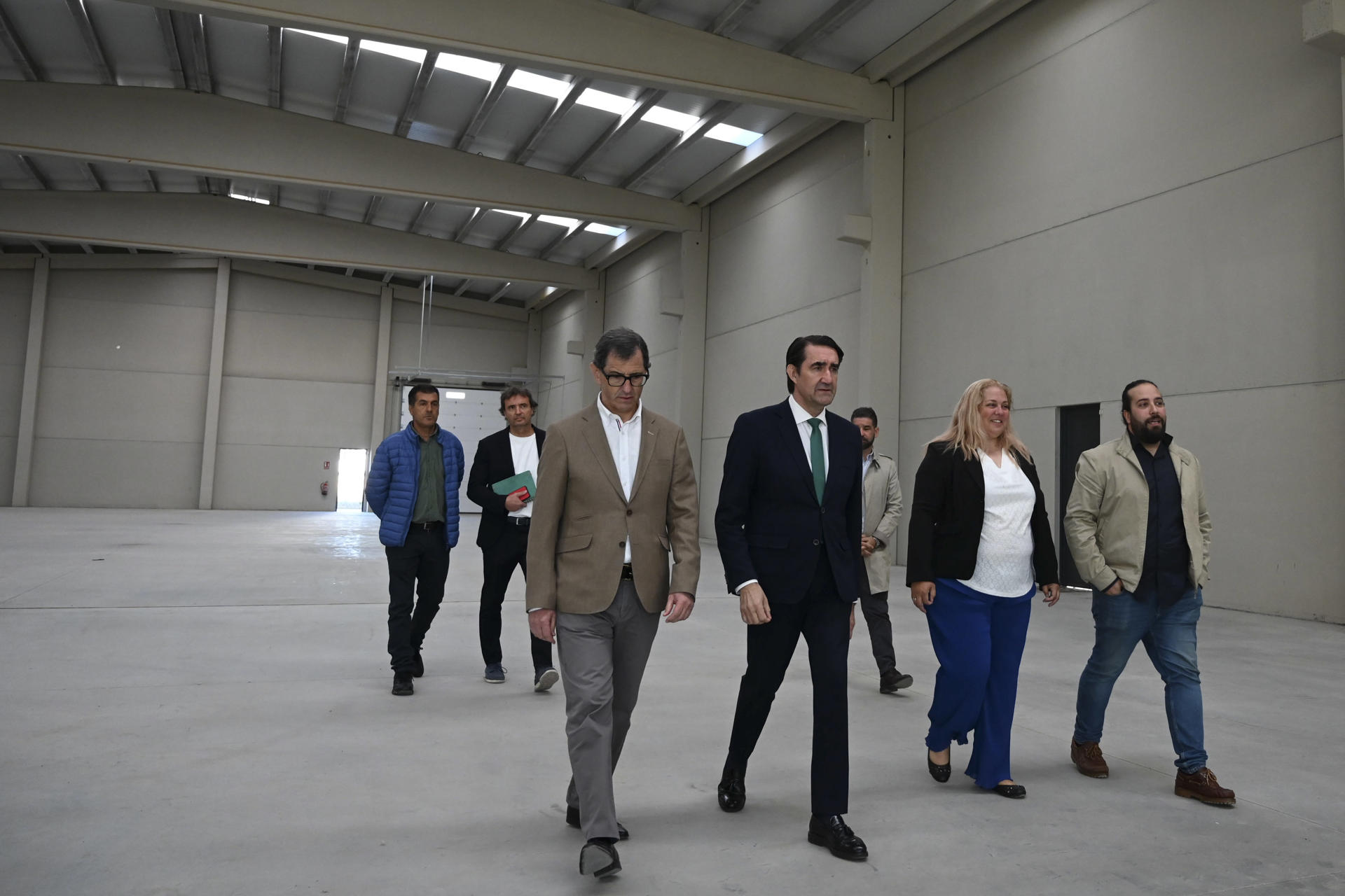 El consejero de Medio Ambiente, Juan Carlos Suárez-Quiñones visita las naves logísticas promovidas por la Junta de Castilla y León en el Polígono de Villadangos del Páramo, en el que es su primer acto público en la provincia de León desde mediados de agosto. EFE/ J.Casares