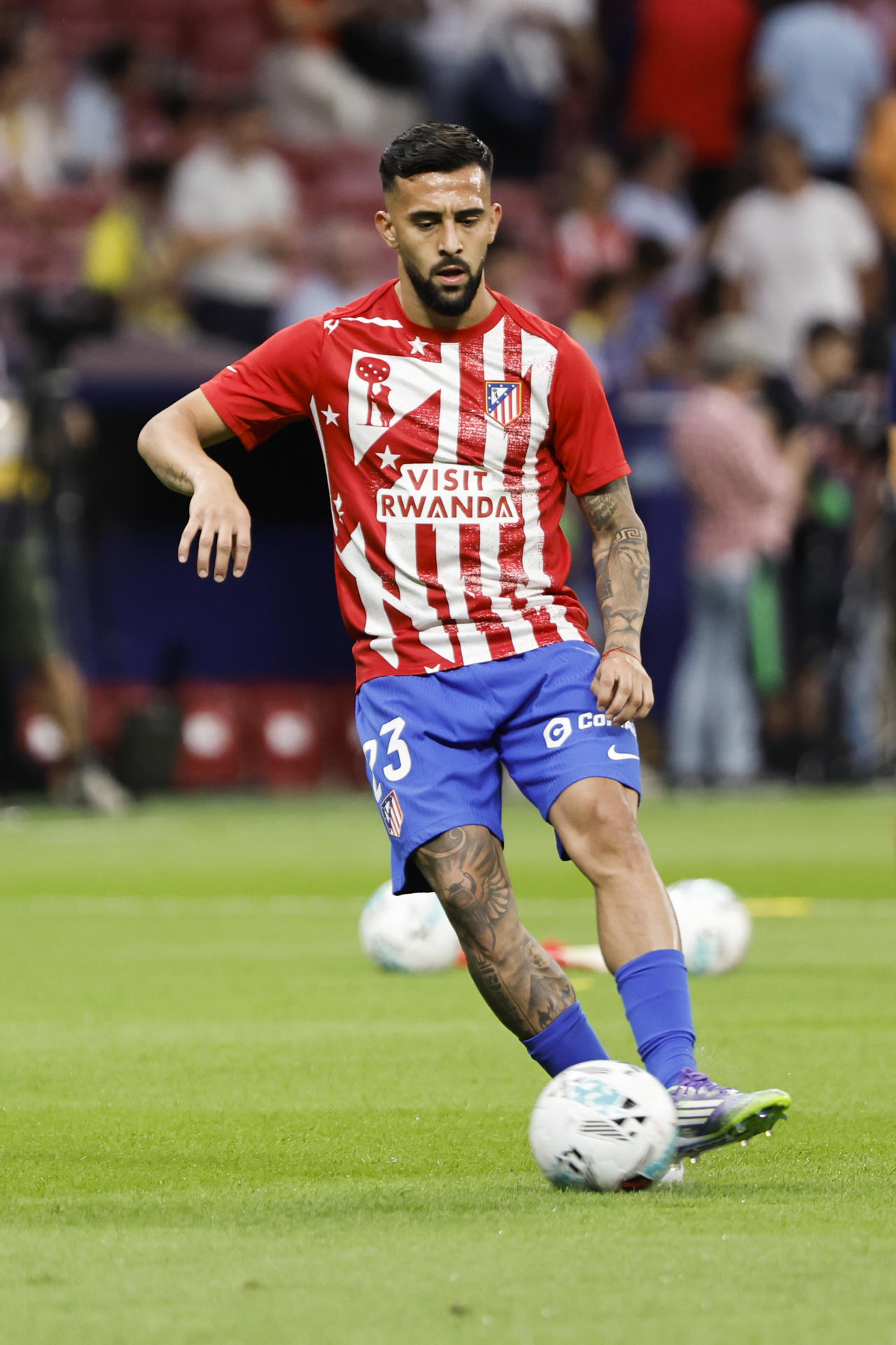 Los centrocampista del Atlético de Madrid Nico González, antes del partido de la jornada 4 de LaLiga de fútbol que Atlético de Madrid y Villarreal CF disputan este sábado en el estadio Metropolitano. EFE/Sergio Pérez