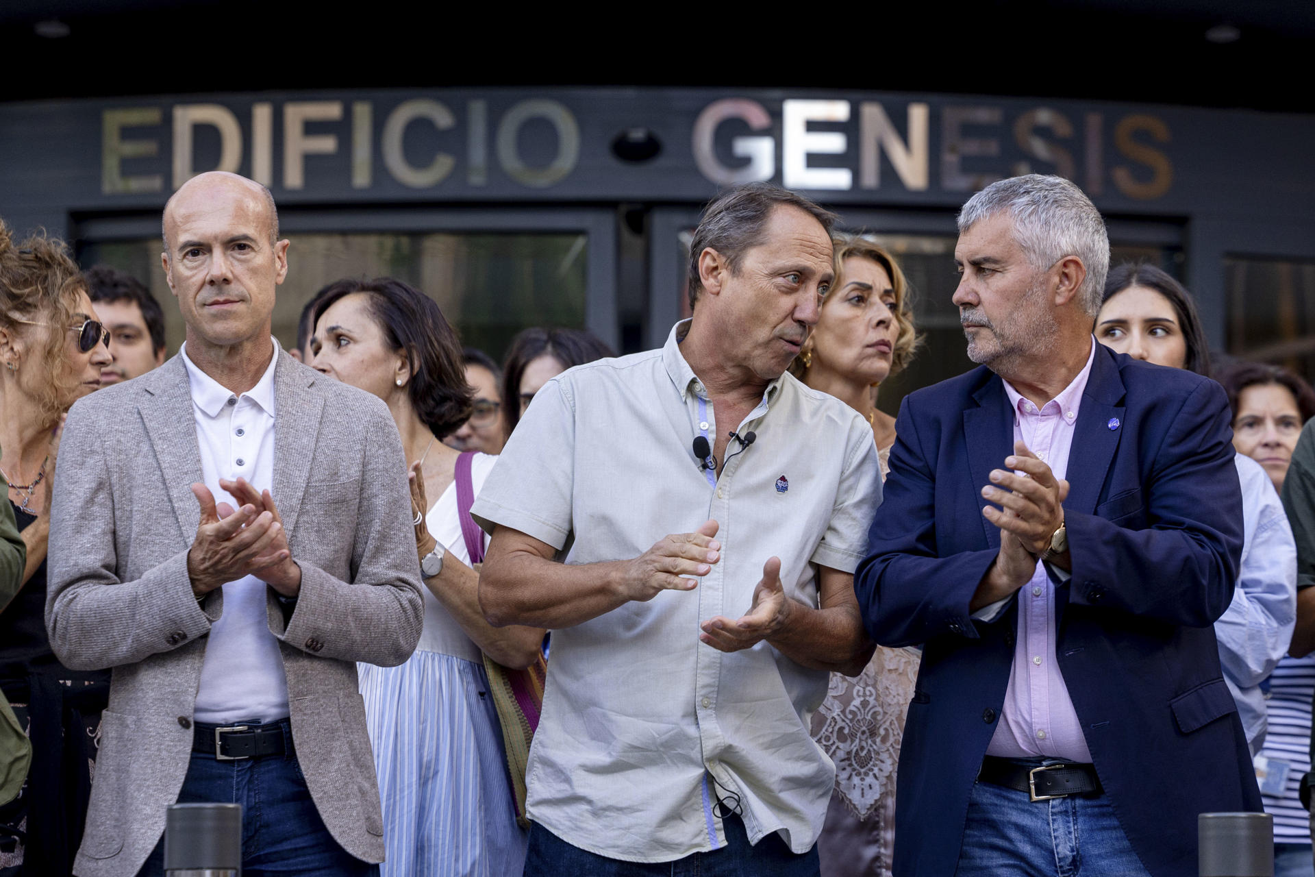 El presidente de la Agencia EFE, Miguel Angel Oliver (d), junto al presidente de Reporteros Sin Fronteras España, Alfonso Bauluz (c), y el director de Información, Leandro Lamor, tras el minuto de silencio que los trabajadores han secundado este lunes al mediodía, en la entrada de la sede de la Agencia EFE en Madrid. Más de 200 medios de comunicación de 50 países, decenas en España, se suman este lunes a la movilización global, impulsada por Reporteros Sin Fronteras (RSF), para denunciar "la masacre deliberada de periodistas en Gaza" y exigir el acceso sin restricciones de la prensa extranjera a la Franja. EFE/Daniel González