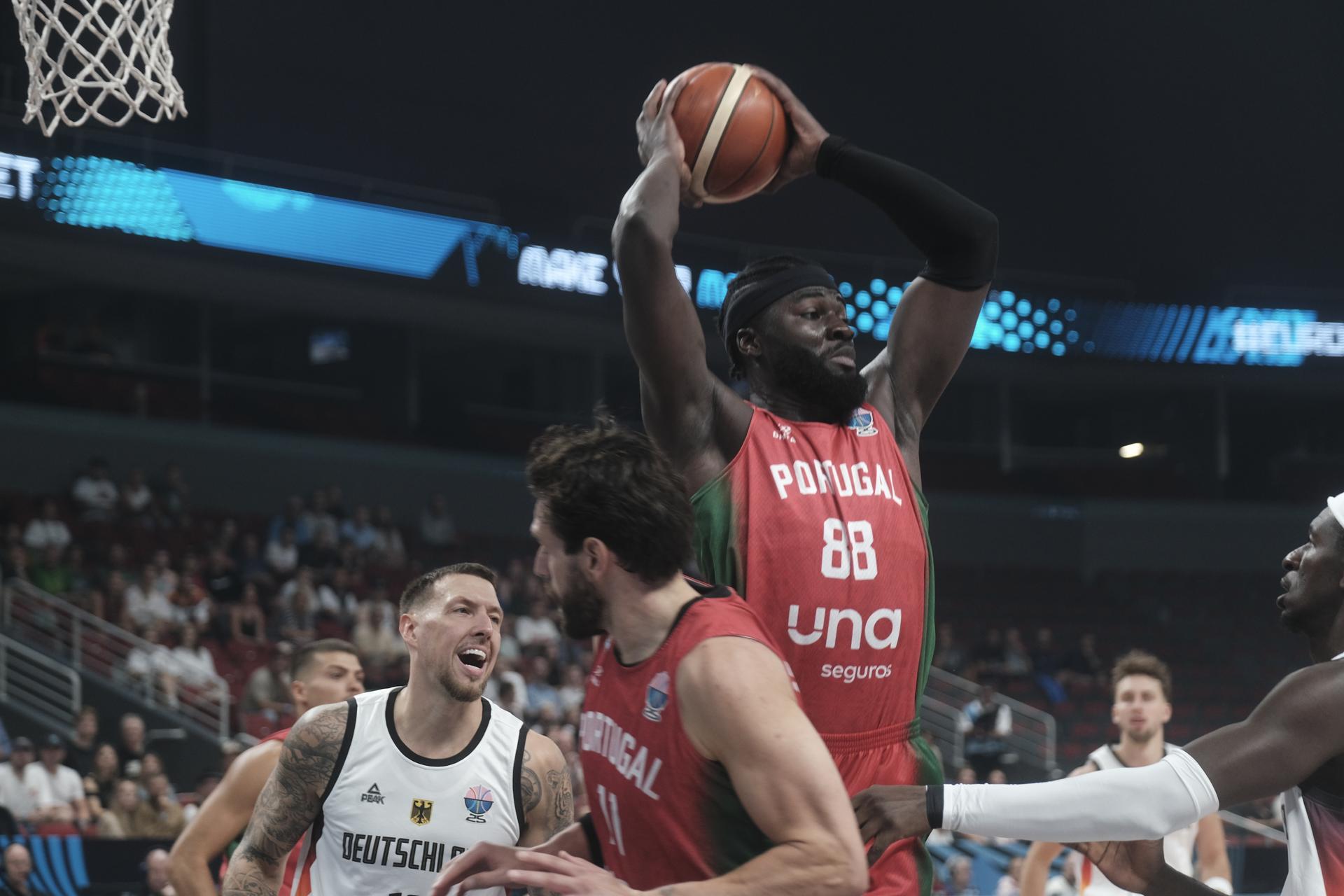 Diez buenos minutos, los del último cuarto, fueron suficientes para que Alemania derrotara de manera contundente a Portugal por 85-58, un resultado engañoso que no hace justicia con lo que se vio durante la media hora inicial, en la que los germanos sufrieron mucho más de lo previsto. EFE/EPA/VALDA KALNINA