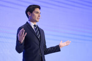 El oficial sénior de Crédito, Riesgo Soberano y Calificaciones de Moody's, Renzo Merino, habla durante el foro 'Inside LatAm: México 2025' este jueves, en Ciudad de México (México). EFE/ José Méndez