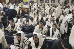 Judíos de habla hispana de países como Argentina, México, Israel o España participan en un rezo en la sinagoga construida en torno a la tumba de Rabí Najman de Bréslev en Ucrania con miles de correligionarios de todo el mundo para recibir el año nuevo judío. EFE/ Marcel Gascón
