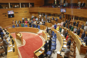 El pleno del Parlamento de Galicia guarda un minuto de silencio por las víctimas del genocidio en Gaza, hoy miércoles en Santiago de Compostela. EFE/Lavandeira jr