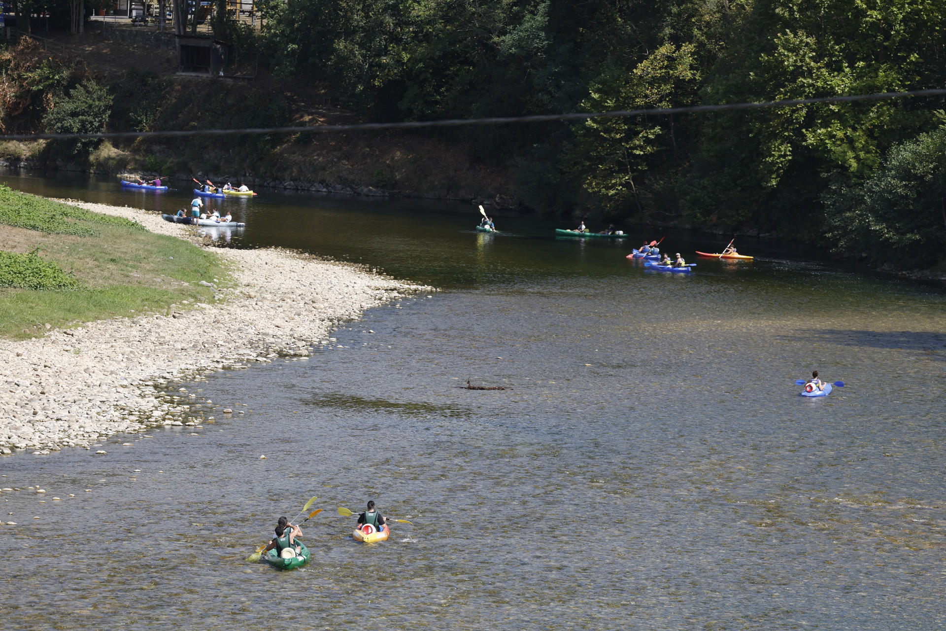 Varias personas hacen piragüismo en Ribadesella, este viernes. EFE/Javier Lizón
