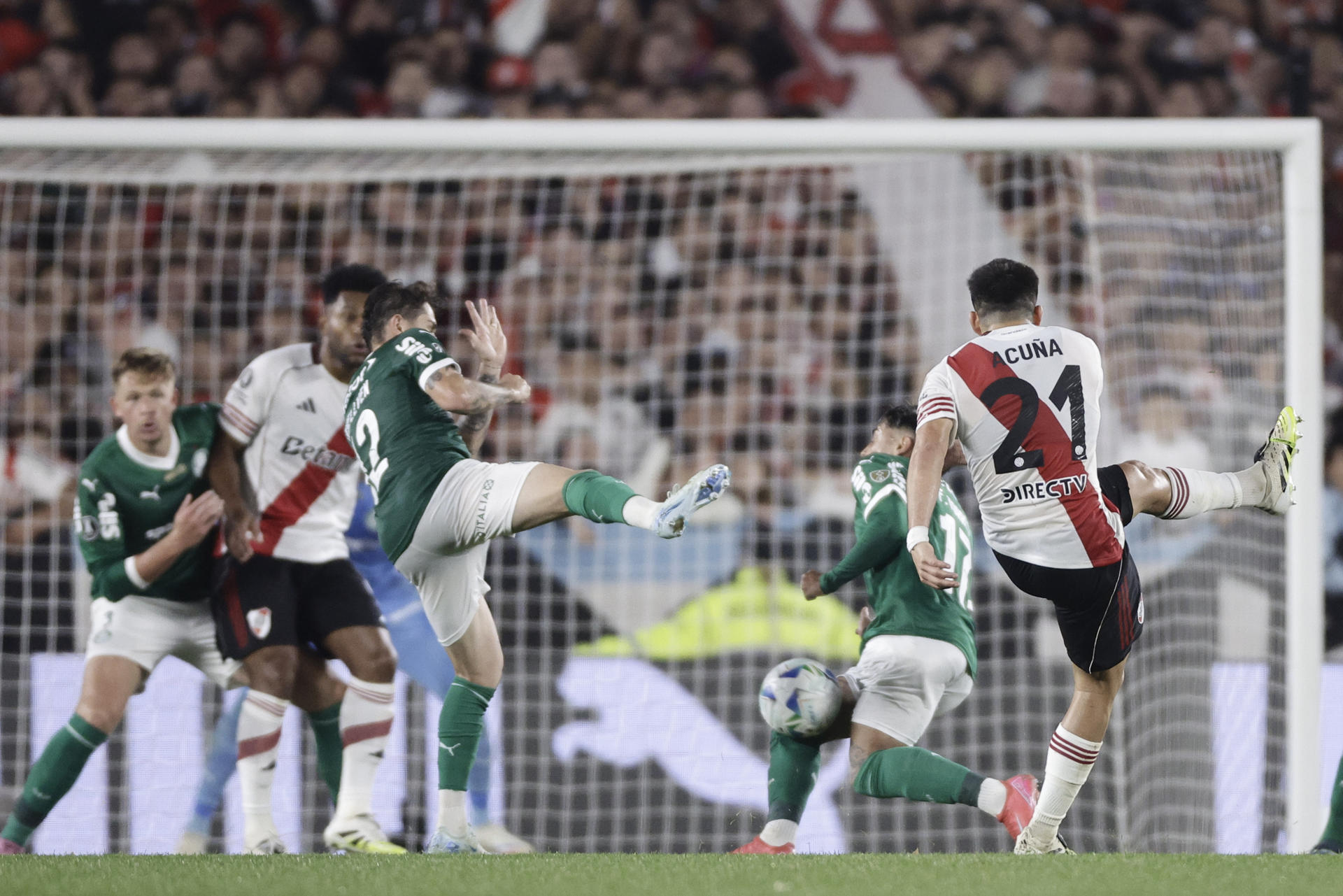 Marcos Acuña (21) de River Plate patea el balón este miércoles durante un partido de cuartos de final de la Copa Libertadores entre River Plate y Palmeiras en el estadio Monumental de Buenos Aires. EFE/ Juan Ignacio Roncoroni
