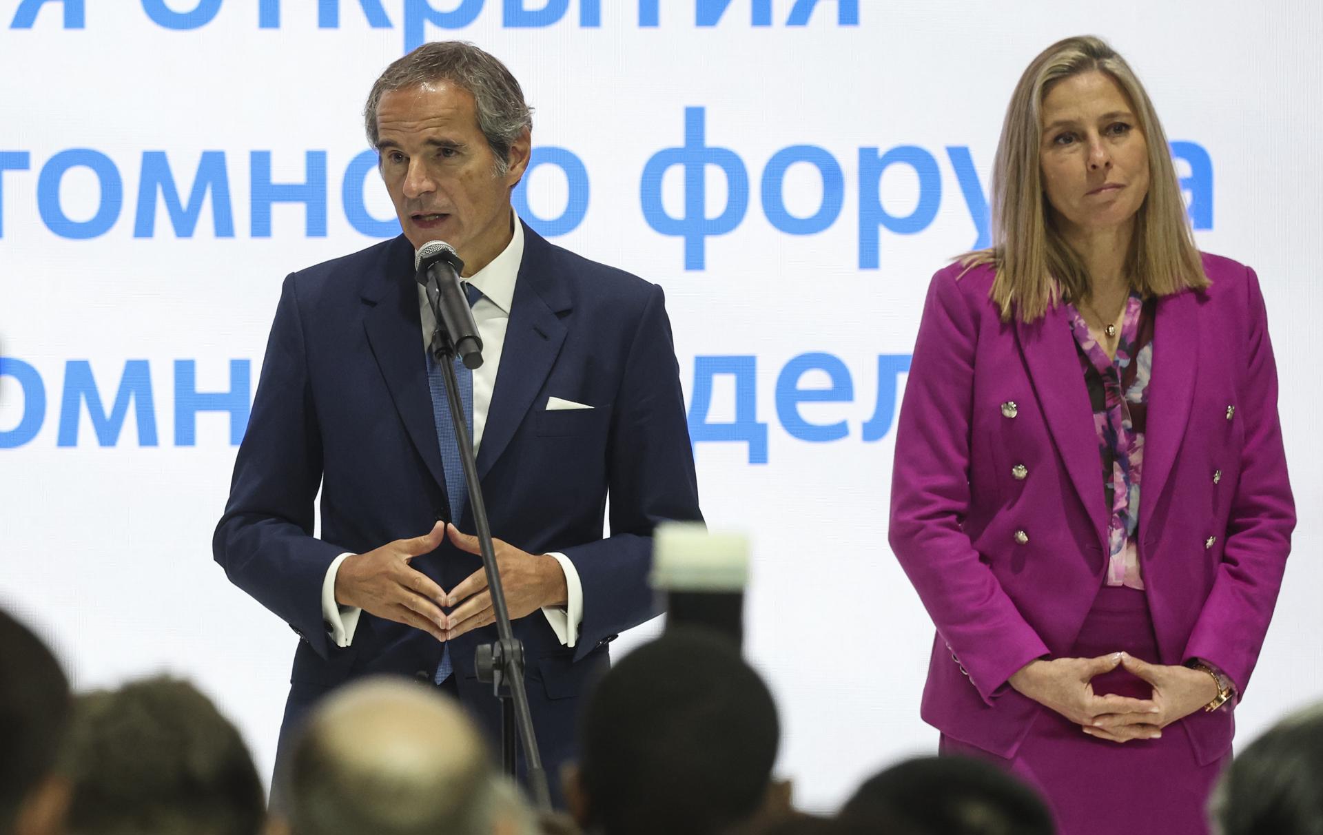 El director general del Organismo Internacional de la Energía Atómica (OIEA), Rafael Grossi, y Sama Bilbao y León, directora general de la Asociación Nuclear Mundial, este jueves en Moscú. EFE/EPA/MAXIM SHIPENKOV