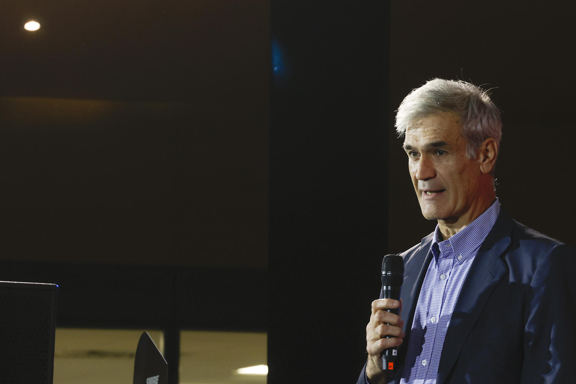 El presidente de la Asociación de Clubes de Baloncesto (ACB), Antonio Martín, interviene este martes, durante la fiesta de presentación de la Liga Endesa 2025-26, en Madrid. EFE/ Juanjo Martín