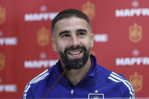 Carvajal durante la rueda de prensa posterior al entrenamiento de la selección española, este martes, en la Ciudad del Fútbol de Las Rozas. EFE/ Rodrigo Jiménez