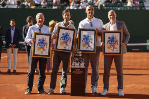De i a d: Los extenistas Juan Avendaño, Pato Clavel, Joan Balcells y Alex Corretja, durante su homenaje de reconocimiento en el 25 aniversario de su triunfo hace 25 años en la Copa Davis, tras el partido de la segunda ronda clasificatoria de la Copa Davis, este sábado en el club de tenis Puente Romano en Marbella. EFE/ Jorge Zapata