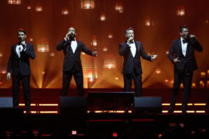 Integrantes del cuarteto de ópera pop Il Divo cantan en un concierto de su gira mundial 'Il Divo By Candlelight' este domingo, en Bogotá (Colombia). EFE/ Mauricio Dueñas Castañeda